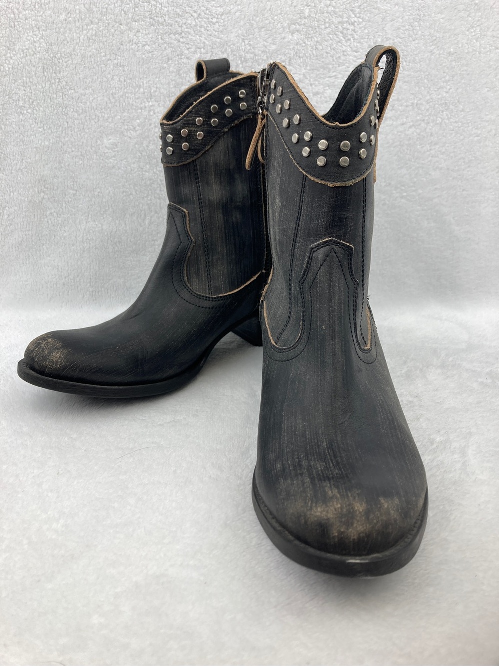 Guess Studded Western Ankle Boots in Black sz 6.5
